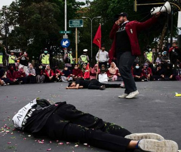Aksi teatrikal mahasiswa Jawa Tengah. Foto: Antara.