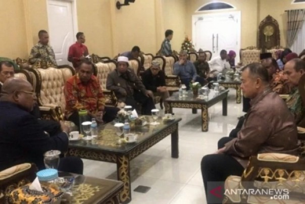 Pertemuan Gubernur Papua, Lukas Enambe dengan Wagub Sumbar, Nasrul Abit di Papua membahas kondisi para perantau Minang di Wamena (foto: antara)