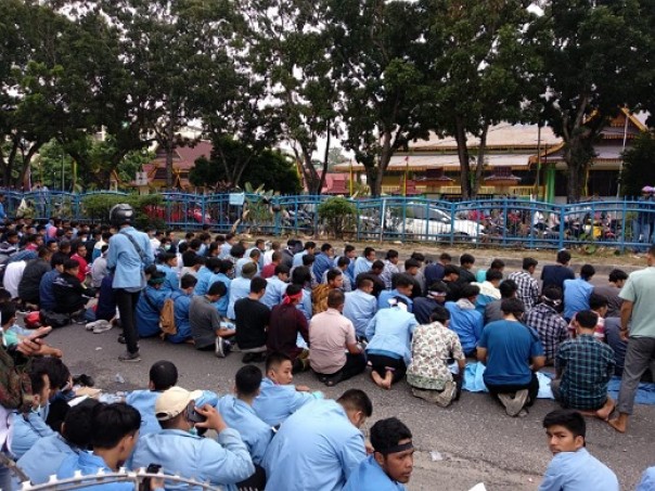 Massa mahasiswa gelar salat ashar berjamaah di jalan depan Gedung DPRD Riau (foto: dok/riau24group)