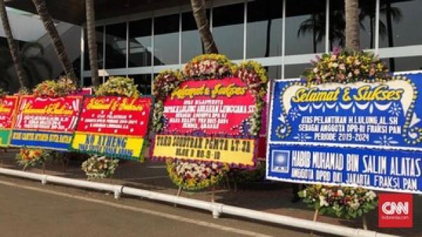 Ini penampakan ucapan papan bunga untuk Haji Lulung di Gedung DPR RI di Jakarta, Selasa. 