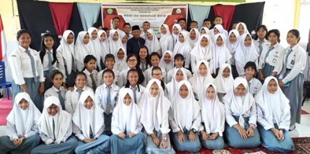 Para siswa SMAS Purna Manunggal mengikuti pelatihan literasi dari PBSI Unri
