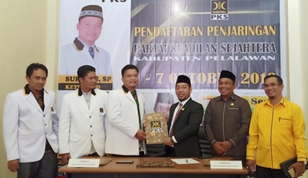 Adi Sukemi mengembalikan formulir balon bupati Pilkada 2020 Pelalawan ke DPD PKS