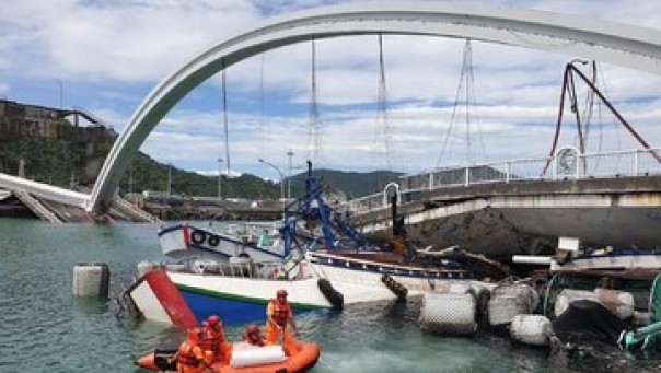 Jembatan yang cukup indah di Taiwan tiba tiba runtuh, Selasa. 