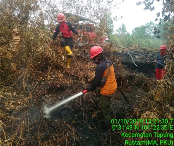 Manggala Agni Sedang melakukan pemadaman di Air Hitam (Foto: Istimewa/ Manggala Agni)