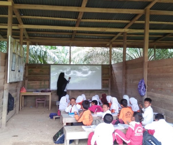 Siswa belajar di SD 006 Kecamatan Kepenuhan, Desa Ulak Patian, Kabupaten Rokan Hulu, Riau (Foto: Istimewa)