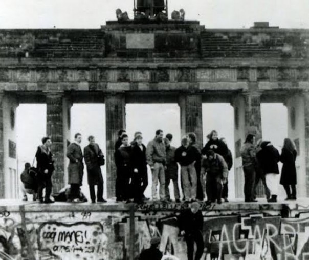 Runtuhnya Tembok Berlin (Foto: Istimewa/Internet)