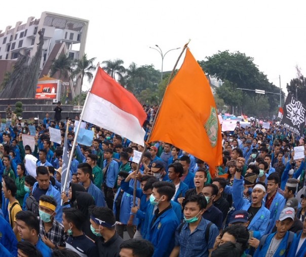 Gabungan Badan Eksekutif Mahasiswa menggelar aksi unjuk rasa di depan Kantor Gubernur Riau (Foto: zar/riau1.com)