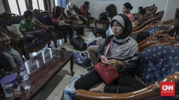 Perantau Minang dari Wamena saat istirahat di Bandara Lanud Halim Perdanakusuma, Jakarta, Kamis.