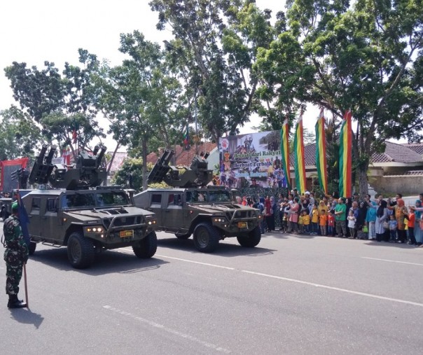 Peringatan hari ulang tahun (HUT) Tentara Nasional Indonesia (TNI) ke-74 di Jalan Gajah Mada Pekanbaru (Foto: zar/riau1.com)