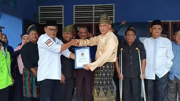 Letkol Inf Defi Deflijun (pakai tanjak pakaian Melayu) saat  mendaftar di Partai Nasdem Kabupaten Siak, Sabtu. 