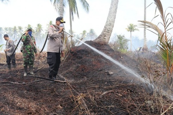 Kapolres Inhil, AKBP Indra Duaman padamkan sisa karlahut