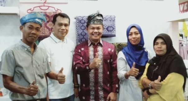 Kepala Diskop UMKM Bengkalis, Herman Achmad berada di stand Bengkalis dalam event Bandung Tourism Craft and Investment Expo 2019