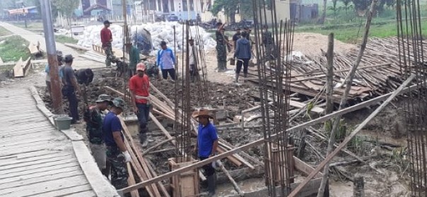 Pekerjaan jembatan dalam rangka TMMD ke 106 di Desa Seberang Sanglar Kecamatan Reteh