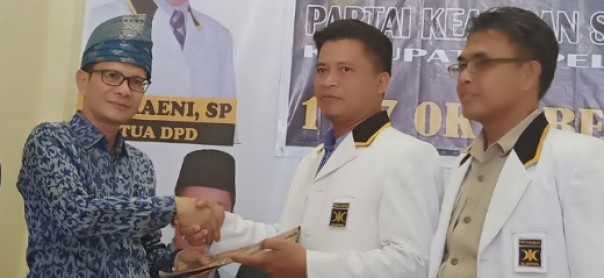 Tengku Zulmizan F Assegaf saat mendaftar ke DPD PKS Pelalawan untuk Pilkada 2020