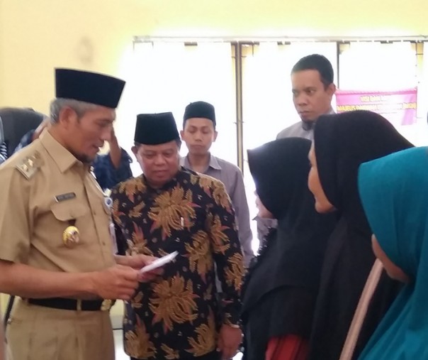 Wakil Wali Kota Pekanbaru Ayat Cahyadi secara simbolis menyalurkan zakat kepada warga miskin di Kantor MDI, Selasa (8/10/2019). Foto: Surya/Riau1.