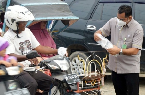 BPJS Ketenagakerjaan Rengat bagi-bagi masker kepada masyarakat