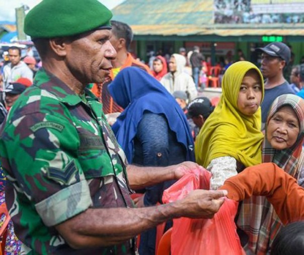 Pengungsi menerima makanan di Posko pengungsian di Makodim 1702/Jayawijaya, Wamena. Foto: Antara.
