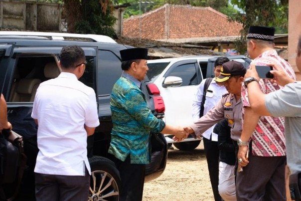 Wiranto dan Kapolsek Menes Pandeglang sesaat sebelum diserang oleh pelaku, Kamis siang. 