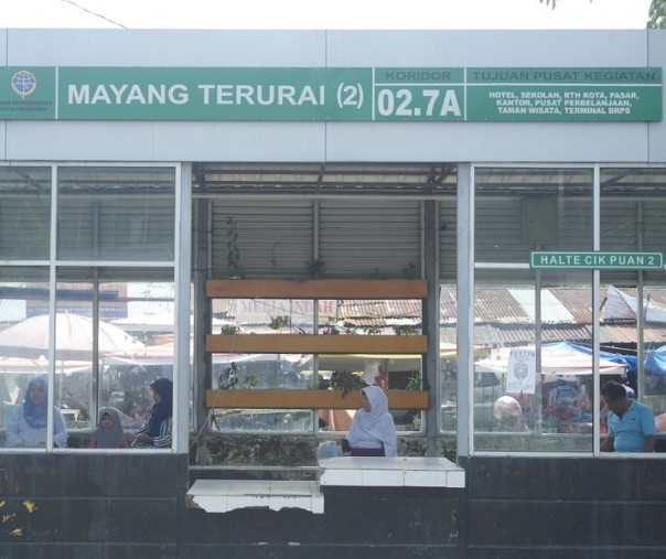 Halte Bus Trans Metro Pekanbaru di depan Pasar Cik Puan. Foto: Surya/Riau1.