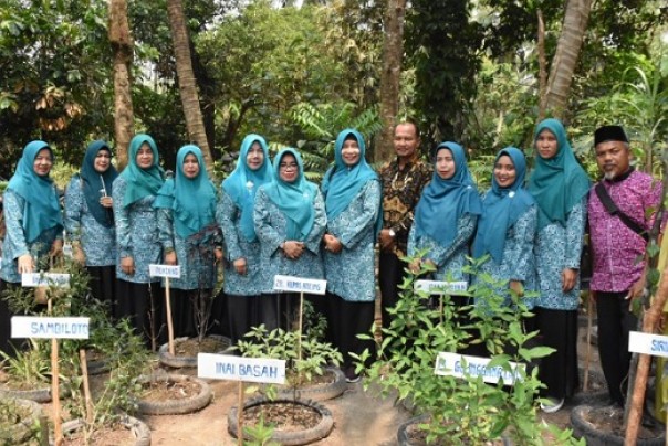 Ketua TP PKK Kampar, Muslimawati bersama PKK Kecamatan Kampar Utara