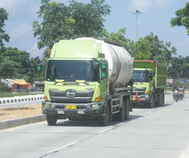 Truk bertonase tinggi saat melintasi Jalan Siak II, pinggiran Kota Pekanbaru, yang dilapisi beton. Foto: Surya/Riau1.