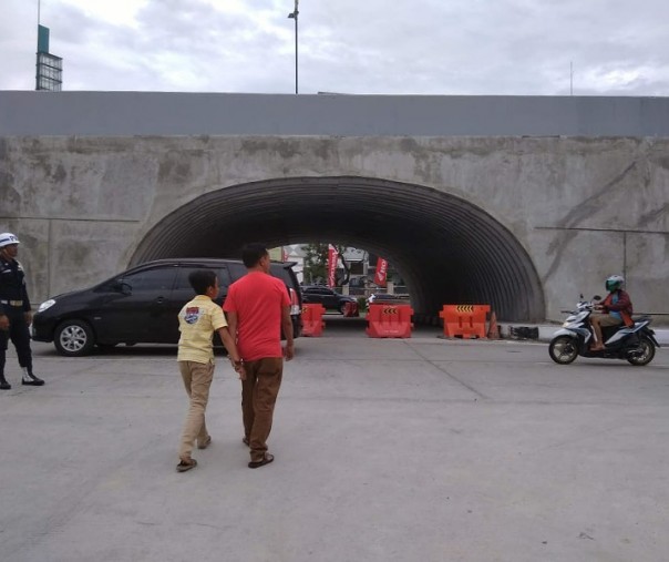 Terowongan flyover SKA dimanfaatkan para pejalan kaki yang menyeberang dari Mal Living World menuju Mal SKA. Foto: Surya/Riau1.