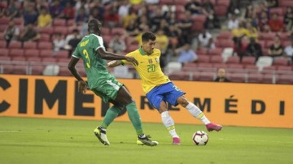 Pemain Senegal lawan Brasil di Singapura, Kamis. 