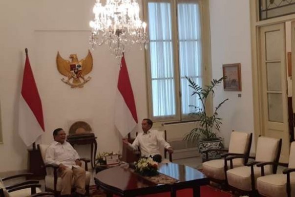 Prabowo Subianto dan Presiden Jokowi saat pertemuan empat mata di Istana Merdeka, Jumat sore. 