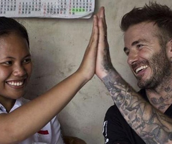 David Beckham bercanda bersama seorang siswi SMPN 17, di Semarang (Foto: Istimewa/Instagram)