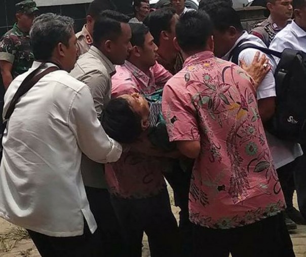 Menko Polhukam Wiranto digotong menuju mobil usai diserang oleh seseorang tak dikenal di Pandeglang, Banten. Foto: Antara.