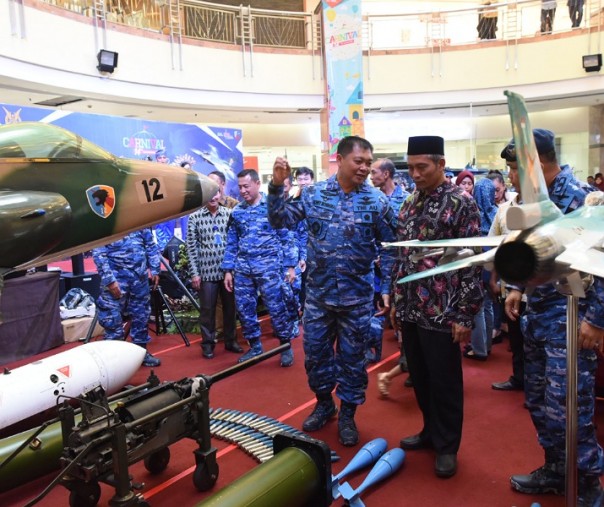 Komandan Lanud Roesmin Nurjadin Marsma TNI Ronny Irianto Moningka dan Wakil Walikota Pekanbaru Ayat Cahyadi saat meresmikan Meet And Greet Event Roesmin Nurjadin Air Force Expo 2019 (Foto: Istimewa/ Lanud Rsn)