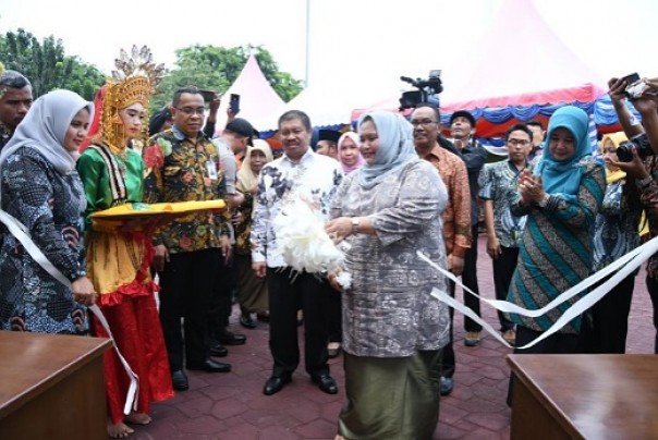 Bupati Bengkalis, Amril Mukminin bersama istri, Kasmarni