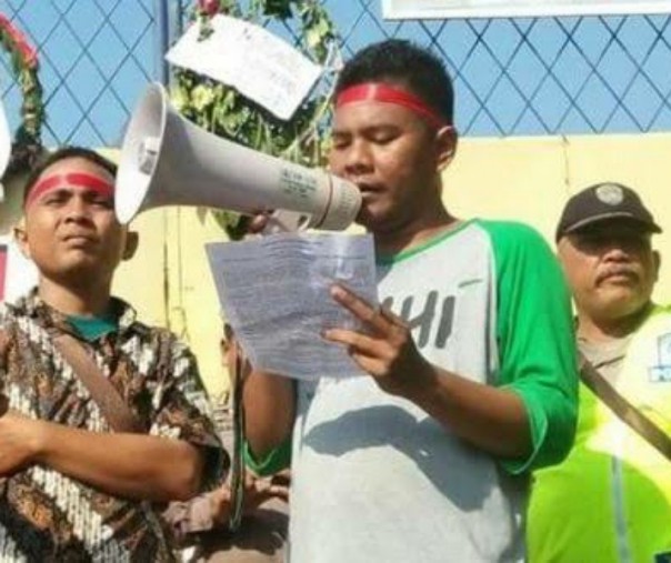 Mendiang Golfrid Siregar dalam sebuah aksi unjuk rasa. Foto: BBC.com.