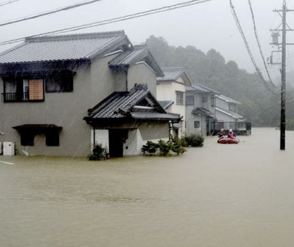 Hujan lebat yang disebabkan oleh Topan Hagibis membanjiri area perumahan di Jepang tengah, Sabtu. Foto: Reuters.
