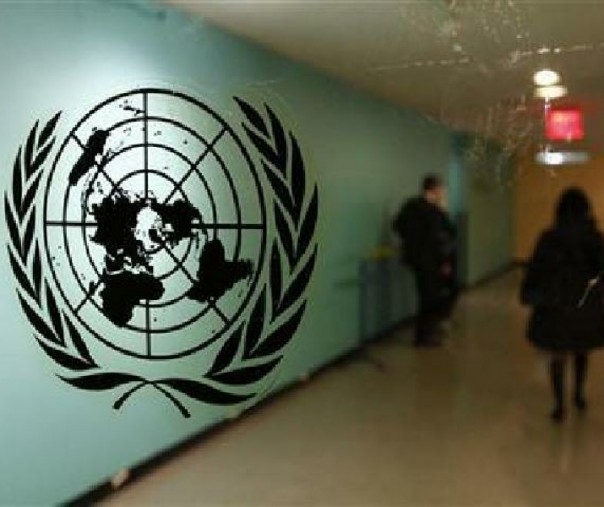 Logo Perserikatan Bangsa-Bangsa (PBB) di pintu di kantor pusatnya di New York, AS. Foto: Reuters.