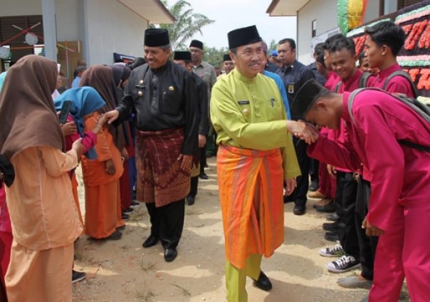 Bupati Siak, Alfedri mendampingi Gubernur Riau, Syamsuar saat akan meresmikan SMAN 3 Siak di Tumang