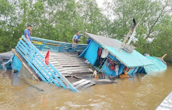 Kapal pengangkut sembako karam di sungai Siak