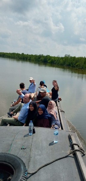 Wisatawan Mancanegara saat berkunjung ke desa bokor