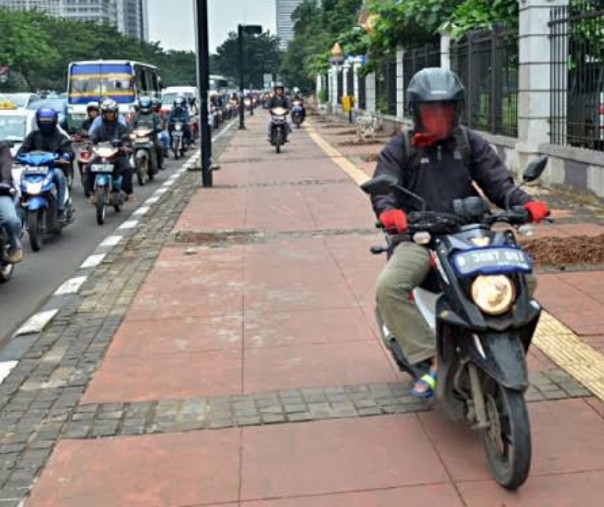 Pengendara roda dua berjalan diatas trotoar (Foto: Istimewa/internet)