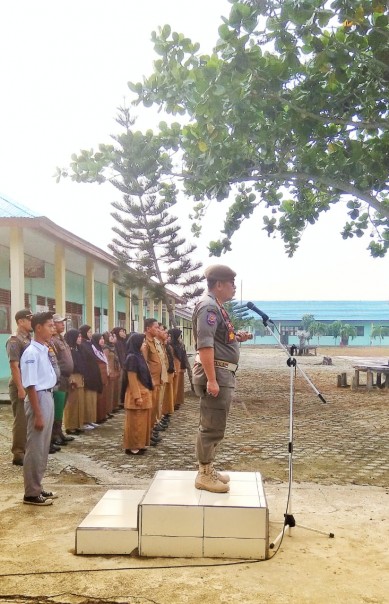 Kasatpol PP Meranti, Helfandi saat menjadi inspektur upacara di SMA N 3 Selatpanjang