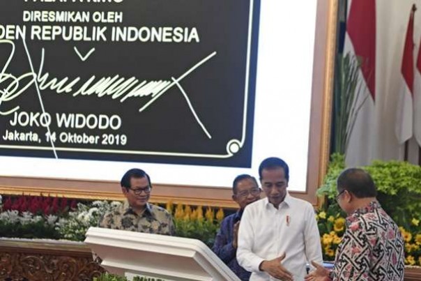 Presiden Jokowi meresmikan proyek Tol Langit, Senin. 