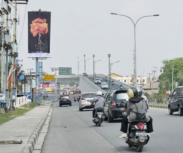 Salah satu karya pameran senirupa mengunakan media billboard di Jalan H.R Soebrantas (Foto: Istimewa/S.A.M)