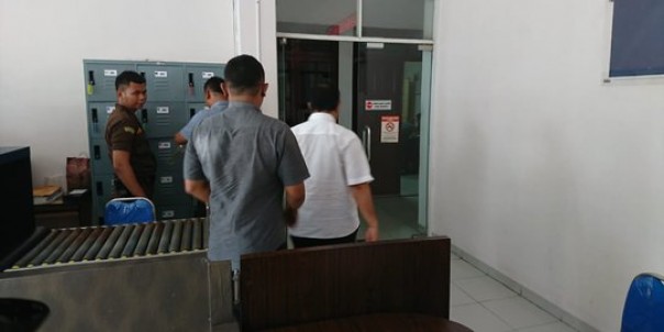 Bupati Mandailing Natal, Dahlan Hasan Nasution saat di Kejati Sumut, Senin. 