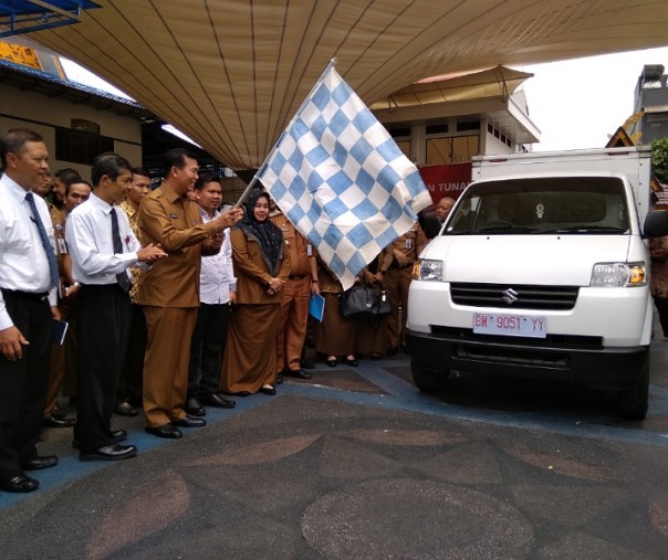 Wali Kota Pekanbaru Firdaus melepas rombongan kendaraan yang membawa bantuan pangan, Senin (14/10/2019). Foto: Surya/Riau1.
