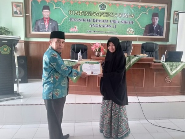 Kasi Bimas Islam Kemenag Inhil memberikan sertifikat kepada peserta bimbingan Pranikah remaja