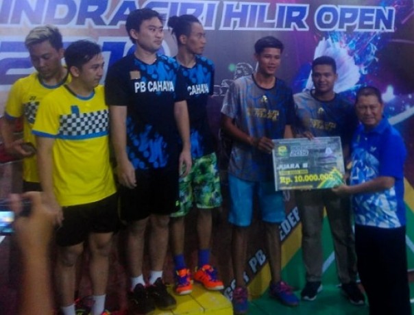 Wabup Inhil, Syamsuddin Uti menyerahkan hadiah kepada para juara turnamen badminton Inhil 2019