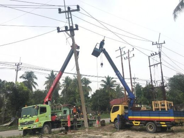 Perbaikan jaringan listrik pasca badai oleh PLN UP3 Pekanbaru