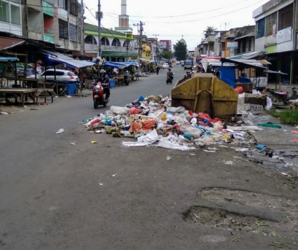 Tempat Pembuangan Sementara (TPS) di Jalan Agus Salim, Pekanbaru. Foto: Surya/Riau1.