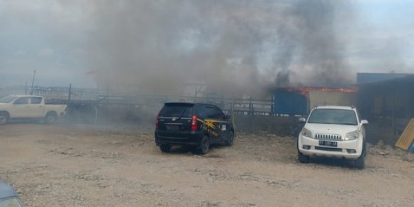 Aksi massa membakar sebuah rumah di Pelabuhan Penajam Paser Utara,  Kaltim, Rabu. 