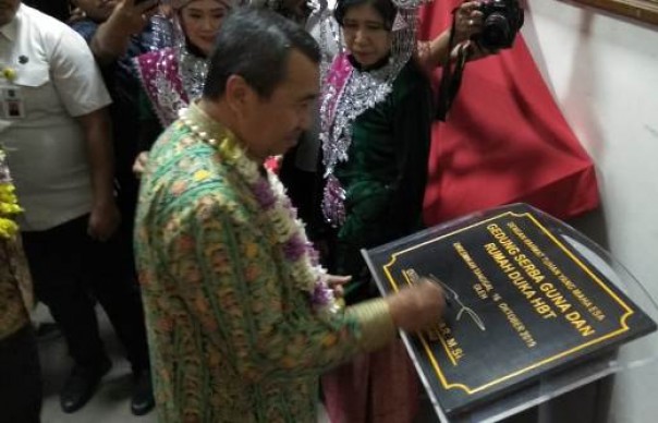 Gubernur Riau, Syamsuar saat meresmikan Gedung Serbaguna-Rumah Duka HBT Cabang Kota Pekanbaru (foto: barkah/riau1.com)